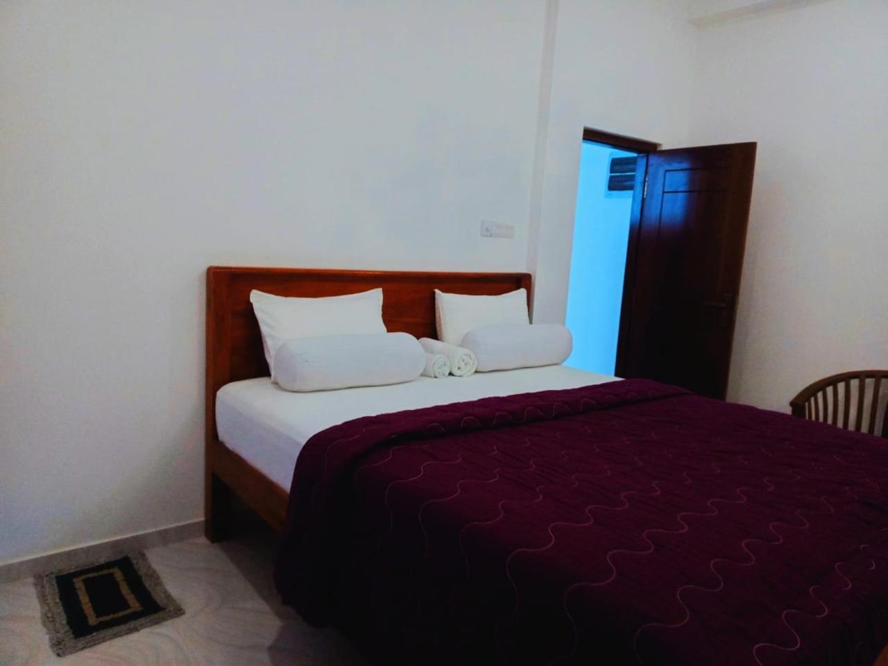 Blue Whales Hotel Hikkaduwa Exterior foto
