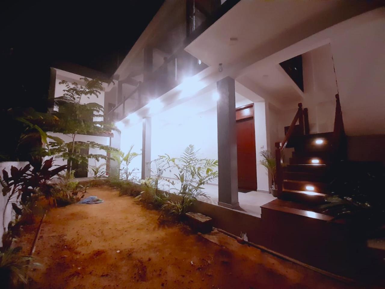 Blue Whales Hotel Hikkaduwa Exterior foto