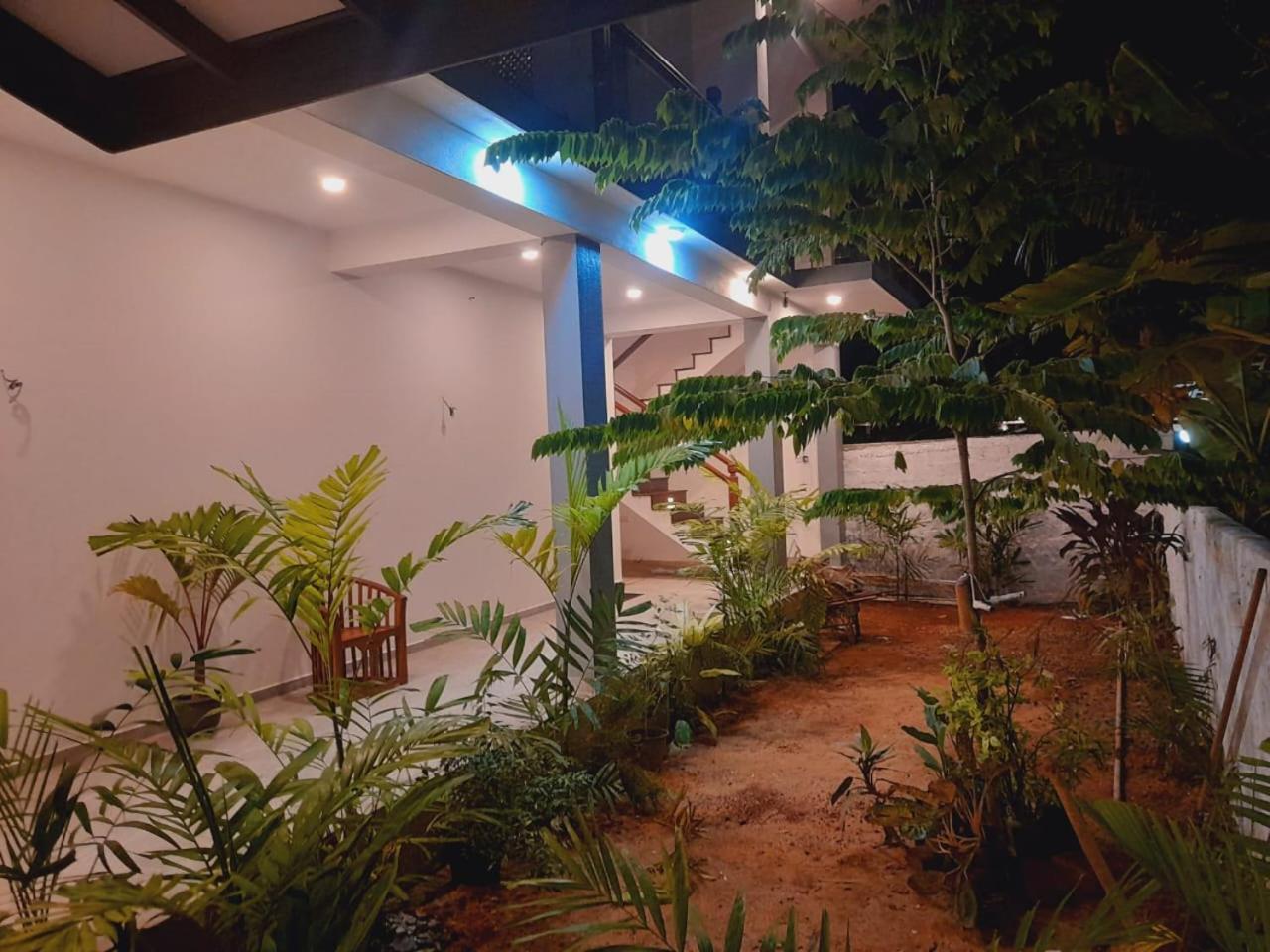 Blue Whales Hotel Hikkaduwa Exterior foto