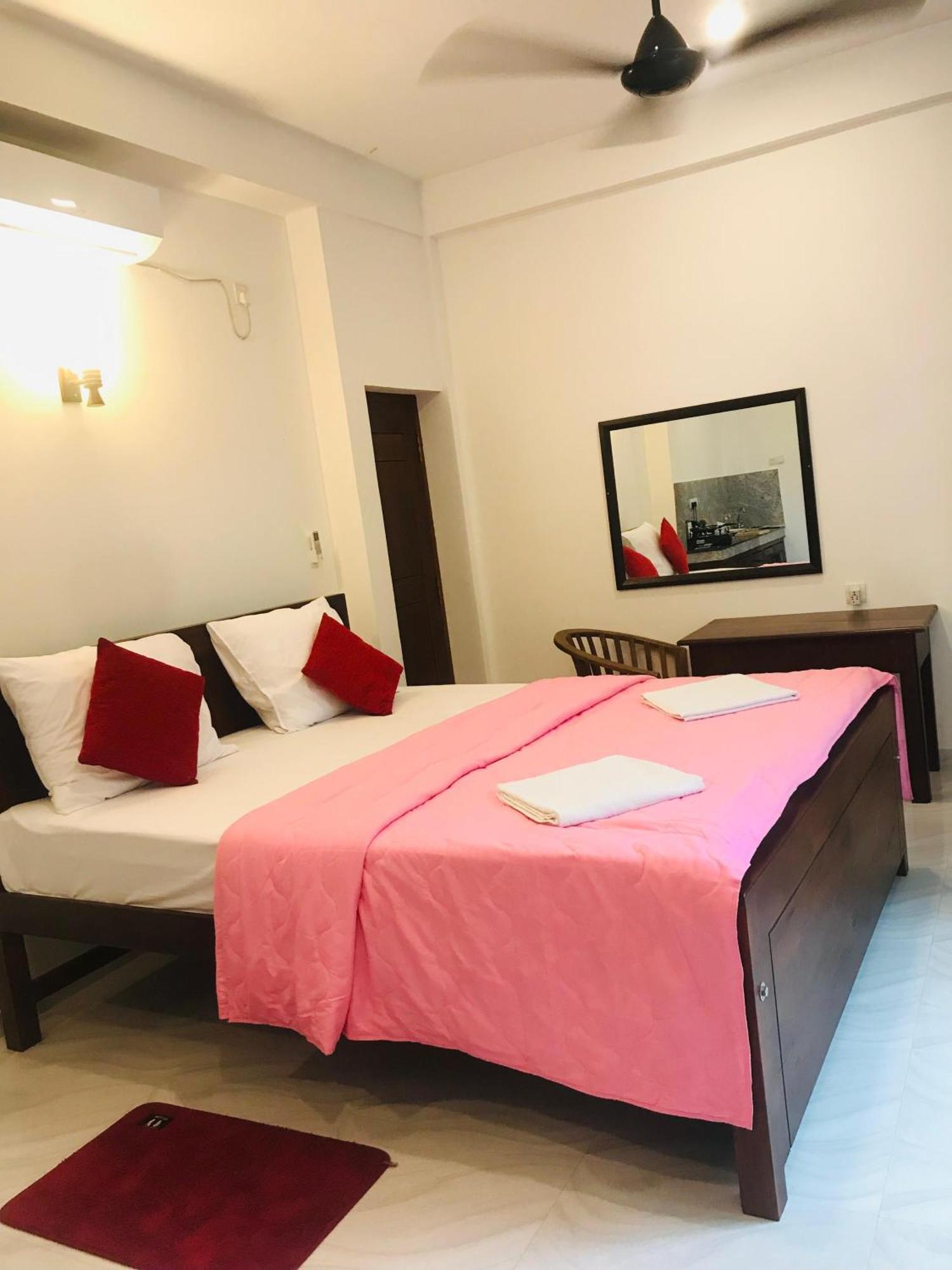 Blue Whales Hotel Hikkaduwa Exterior foto